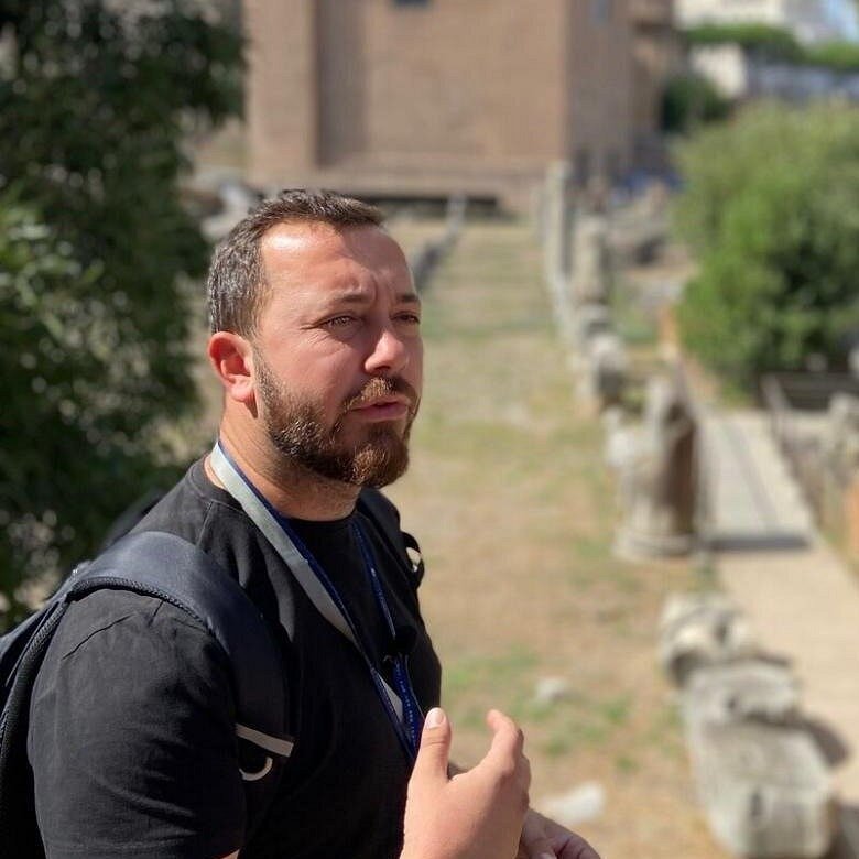 Eni, Roman Guides tour guide